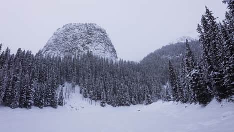 Lago-Espejo-En-El-Parque-Nacional-De-Banff,-4k,-Tormenta-De-Invierno