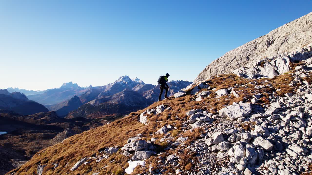 excursionista caminando cuesta arriba en los dolomitas en otoño