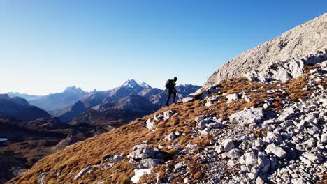 Excursionista-Caminando-Cuesta-Arriba-En-Los-Dolomitas-En-Otoño