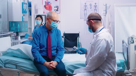 medición de la temperatura en un hospital privado
