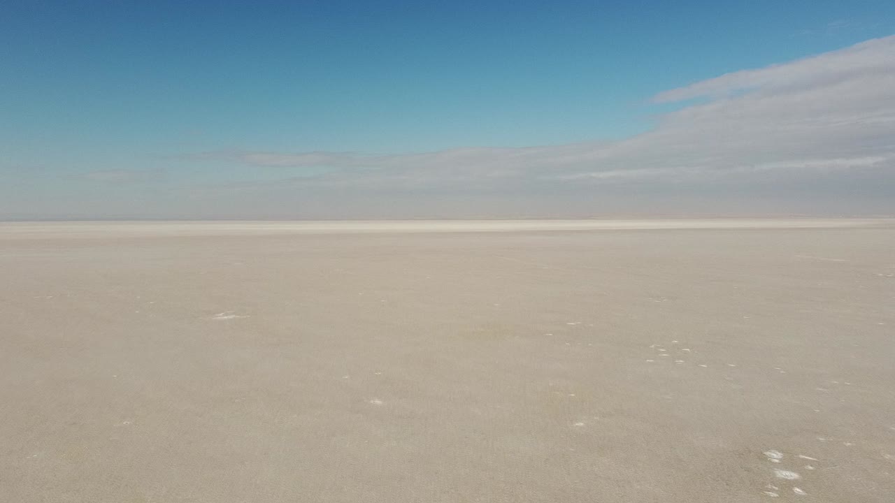 volando sobre un lago salado rosa, el lago seco más grande de turquía y uno de los lagos salados más grandes del mundo