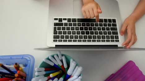 cabeza de una colegiala que estudia en una computadora portátil en el aula 4k