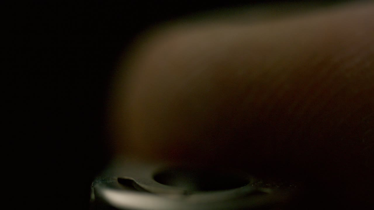 maravillarse del movimiento gracioso de un pulgar encendiendo un encendedor, chispas en cascada en llamas en hipnotizante cámara lenta