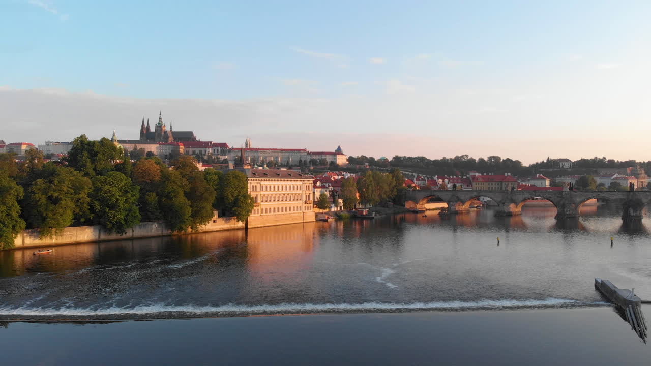 Vista aerea del fiume Moldava e del Castello di Praga all'alba, Praga, Repubblica Ceca