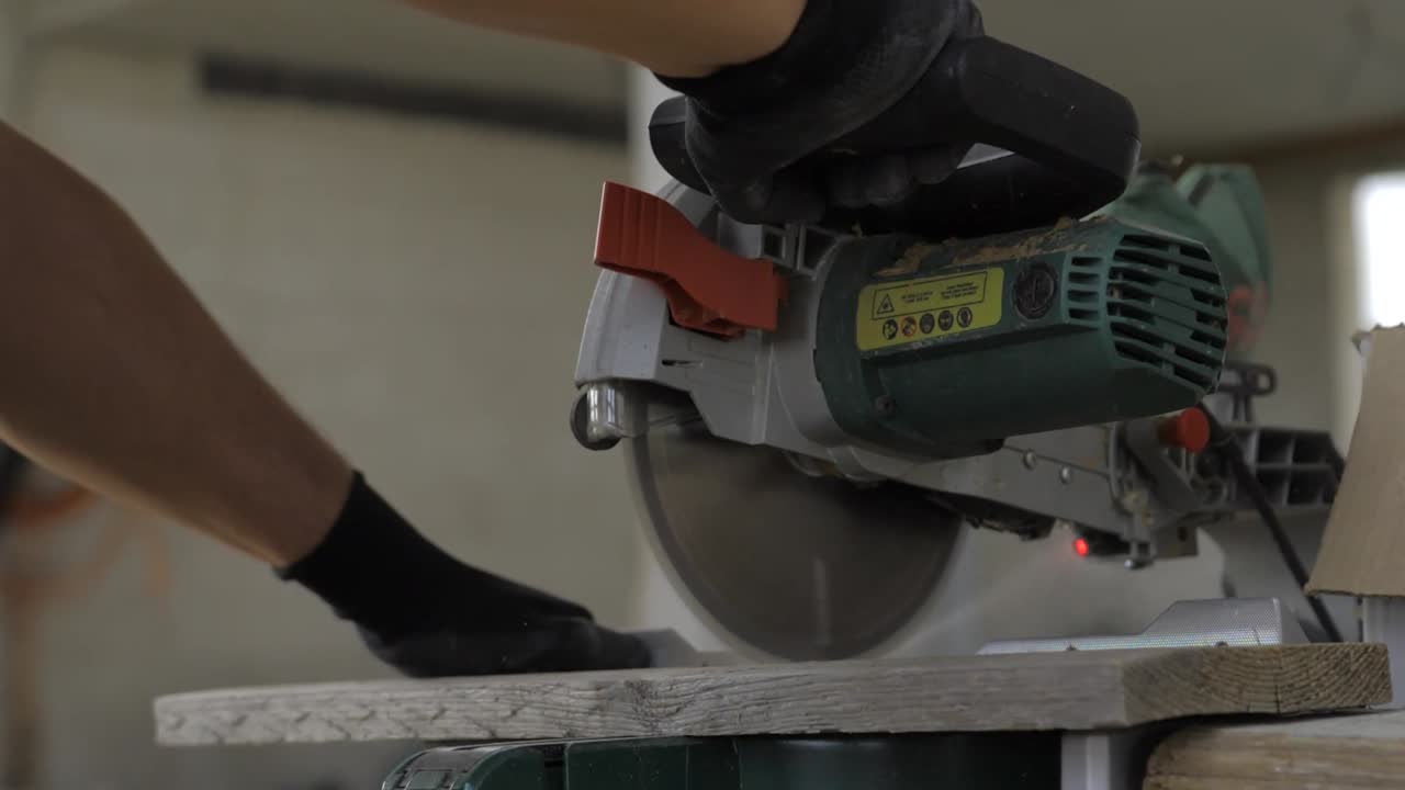 vídeo de cierre en cámara lenta de una sierra circular, cortando madera