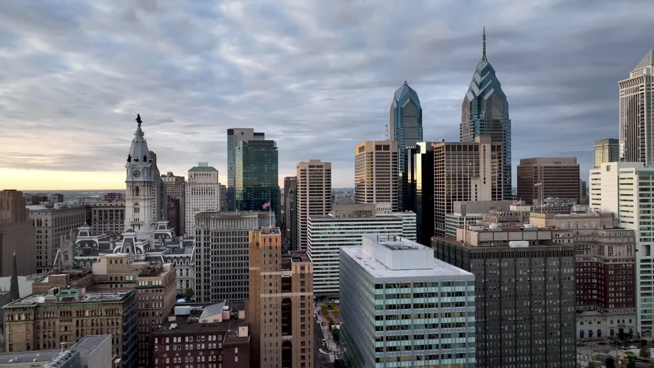 Allontanamento aereo dallo skyline di Philadelphia, Pennsylvania in 4K