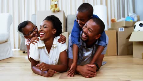 Niños-Acostados-Sobre-Sus-Padres-En-La-Sala-De-Estar.