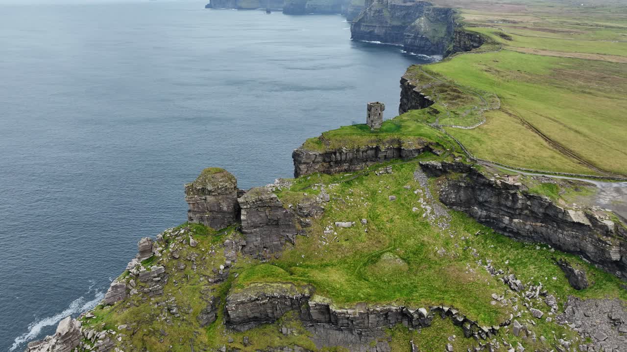 drones salvajes irlandeses acantilados de moher salvajes atlánticos castillos y acantilados marinos en un día de noviembre