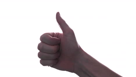 primer plano de una mano masculina mostrando thumbs up signo aislado en fondo blanco.