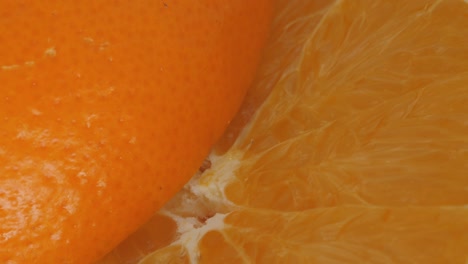 naranja sobre un fondo blanco.