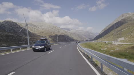 conducir un automóvil en el paso gotthard del sur al norte de suiza
