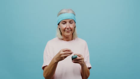 mujer mayor ajustando auriculares