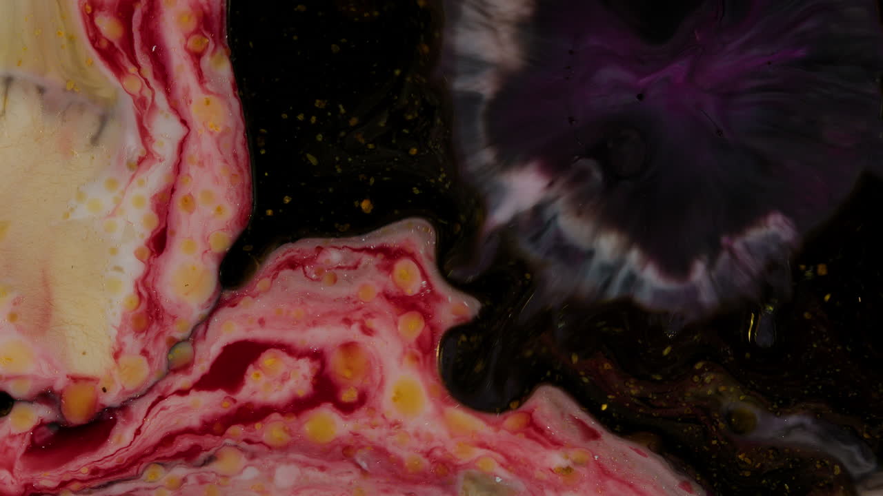 ebullición de fluidos negros, rojos y amarillos que causan expansión