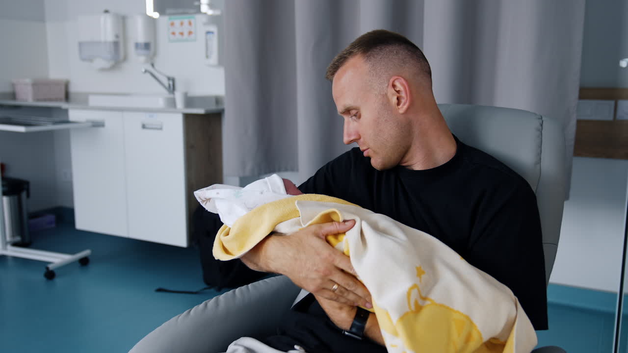 신생아 를 안고 병원 에 있는 아버지