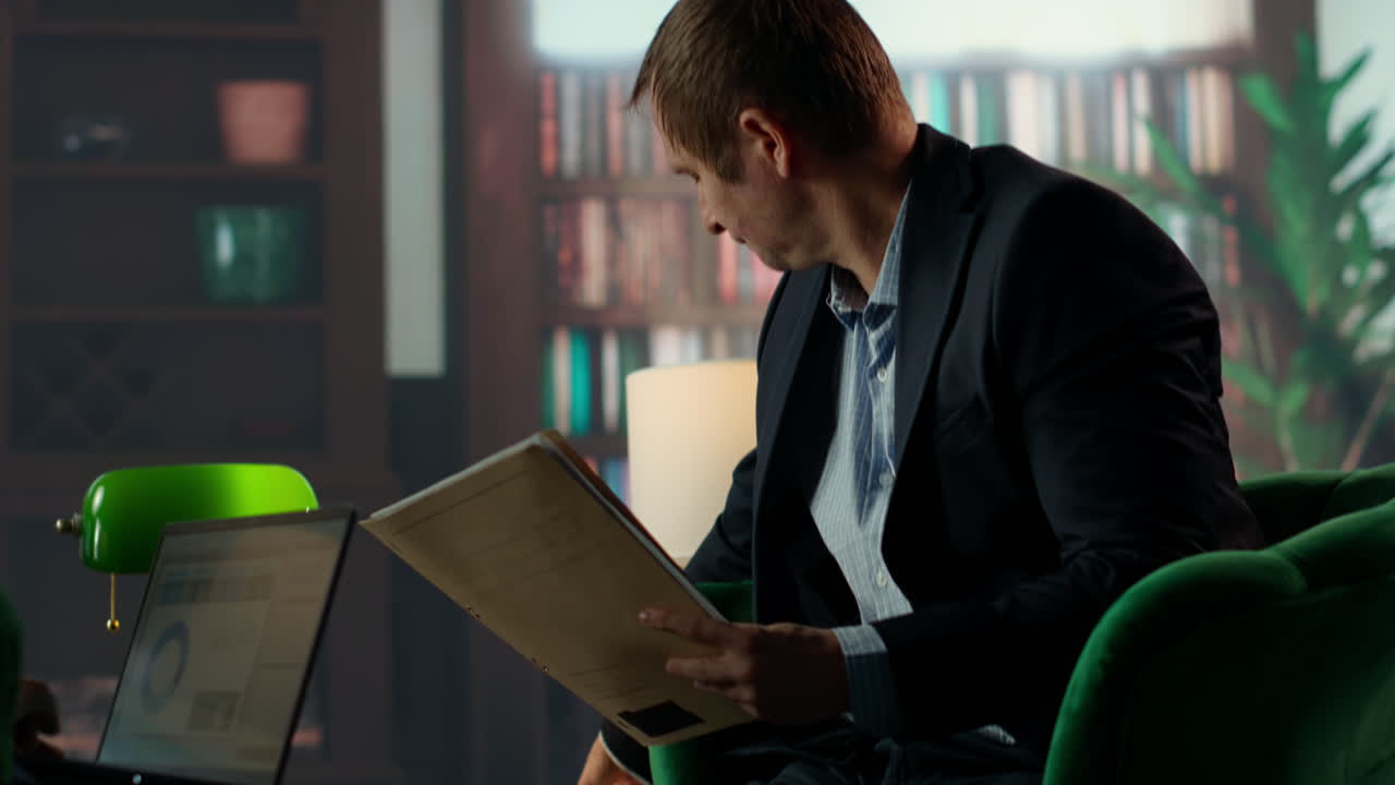 агент на защищенном стационарном телефонном звонке обсуждает конфиденциальную информацию