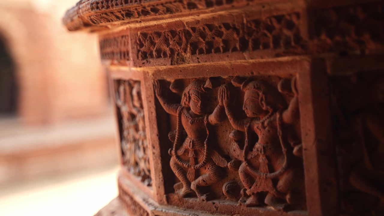 Bishnupur'daki Madanmohan Tapınağı, pişmiş toprak sanatının mimari anıtlarından biridir. Mimaride Hayvanlar, Kuşlar, Kara Safir, 10 Avatar ve diğer mitolojik hikayeler tasvir edilmiştir.