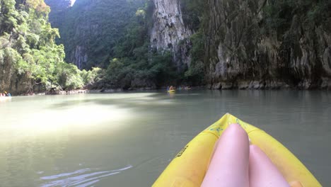 Go-Pro-Perspectiva-Lenta-De-Piernas-De-Chicas-Caucásicas-En-Kayak-En-Tailandia-Con-Hermosos-Alrededores