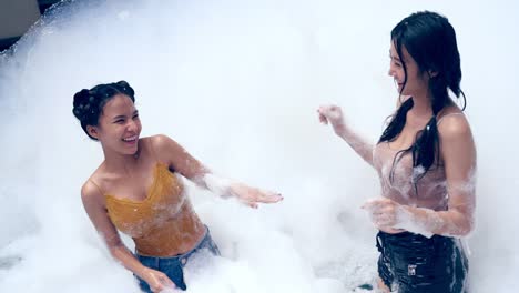 Niña-Jugando-En-La-Piscina-De-Burbujas-Con-Diversión-Y-Alegría