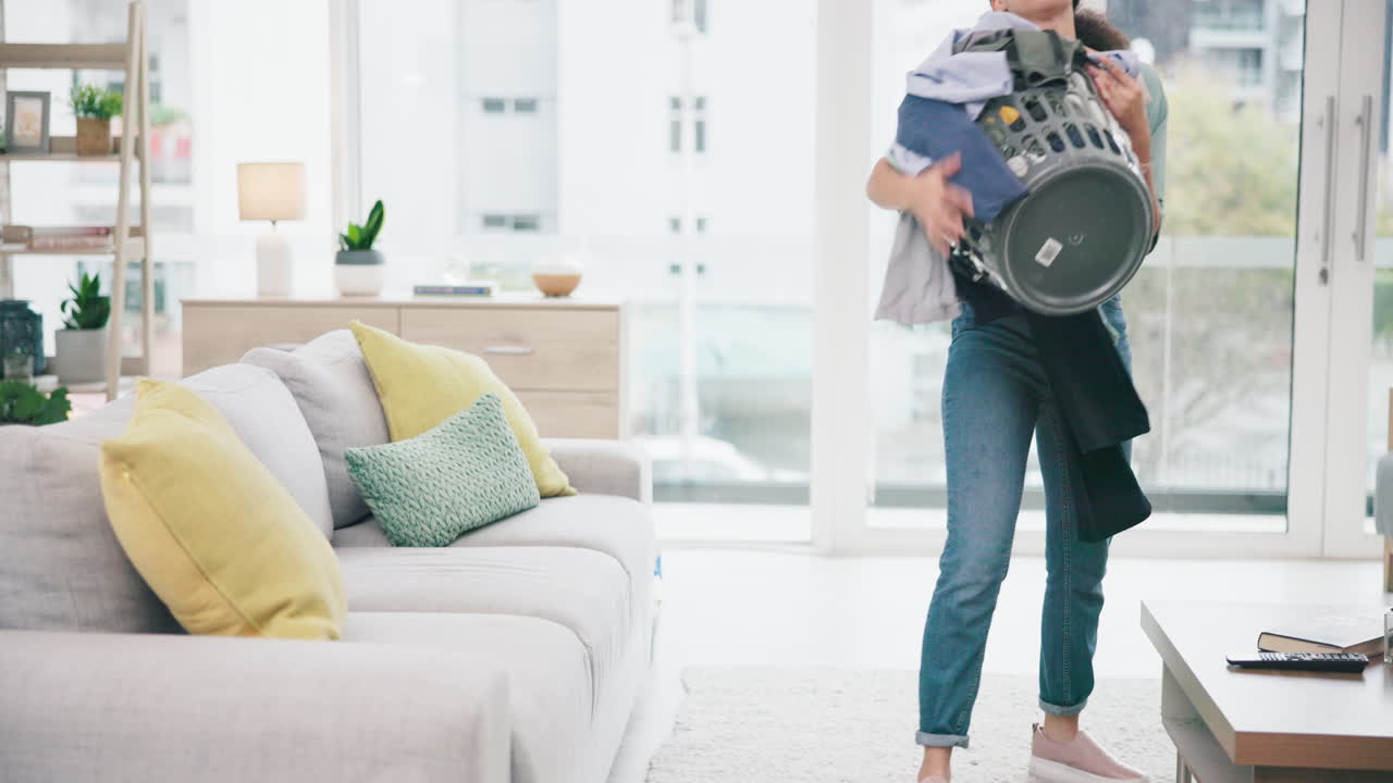 청소, 거실 및 세탁을 하는 사람