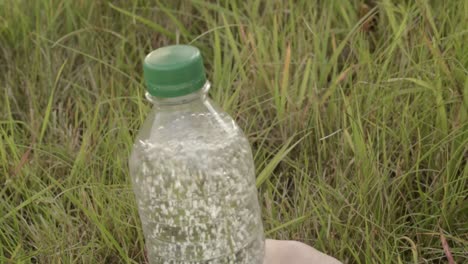 用手打開泡泡的碳酸水瓶子