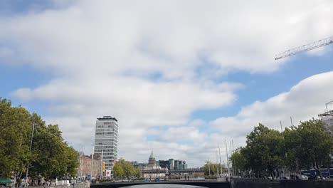 foto dolorosa de la ciudad de dublín con el río liffey y un edificio histórico irlandés a la vista