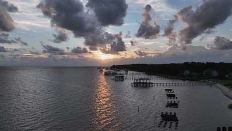 Vista-Panorámica-Aérea-De-La-Bahía-Móvil-Al-Atardecer