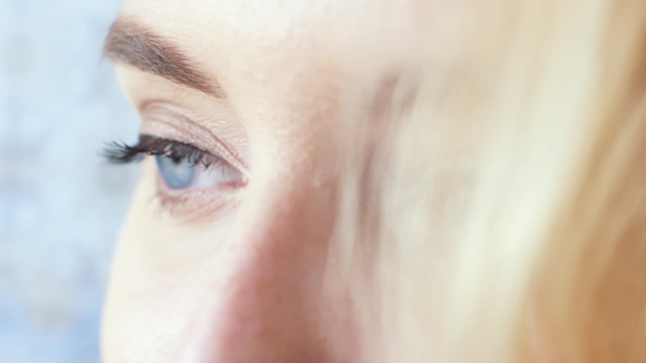 여성의 눈과 프로파일의 클로즈업