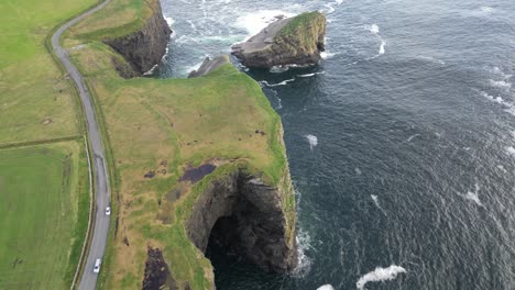 Costa-Con-Acantilados-Verdes-Y-Camino-Sinuoso-Junto-Al-Mar-En-Los-Acantilados-De-Kilkee,-Irlanda