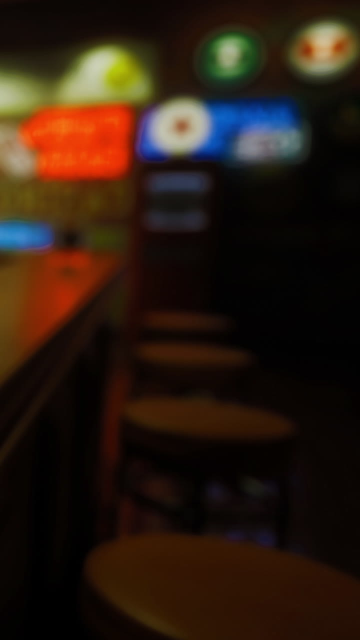 Notte vivace in un bar animato con luci al neon brillanti e sgabelli di legno.