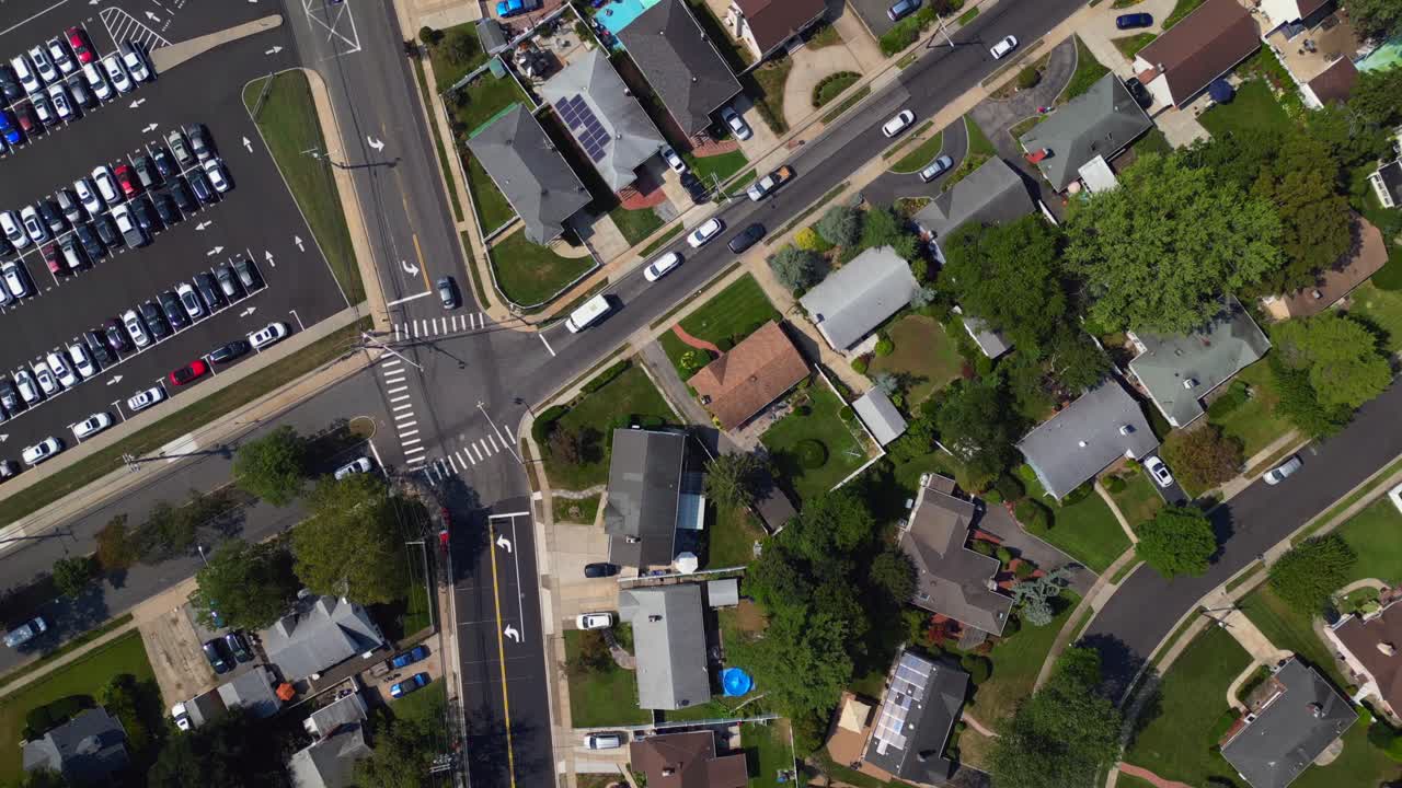 una vista desde arriba hacia abajo de un drone sobre un vecindario suburbano en long island, nueva york en un día soleado