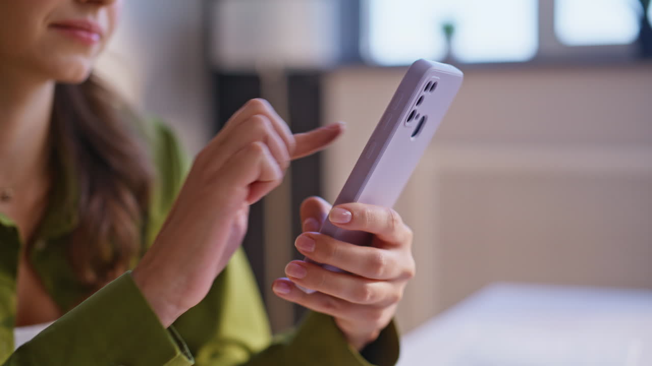mujer usando teléfono móvil