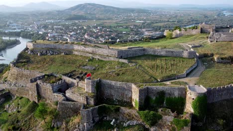 Antenne-Der-Burg-Rozafa,-Wichtige-Touristenattraktion-In-Shkoder,-Albanien