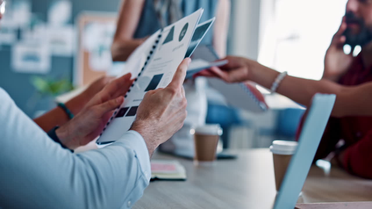 personal de negocios, documentos y planificación de reuniones