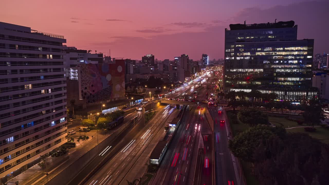 밤에 리마의 거리 교통. 사무실 마천루 건물과 고속도로 도로에서 비는 교통, 흐릿한 자동차, 빛의 흔적, via express, 리마, 페루.