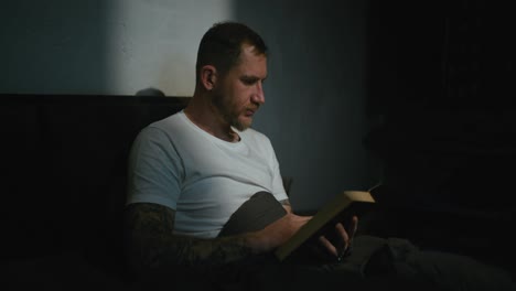 hombre leyendo en la cama por la noche