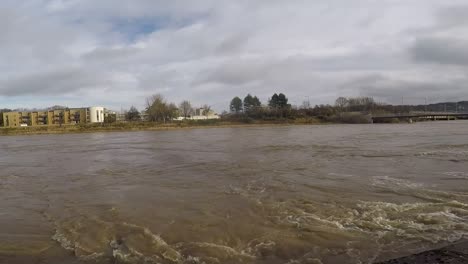 agua alta del río