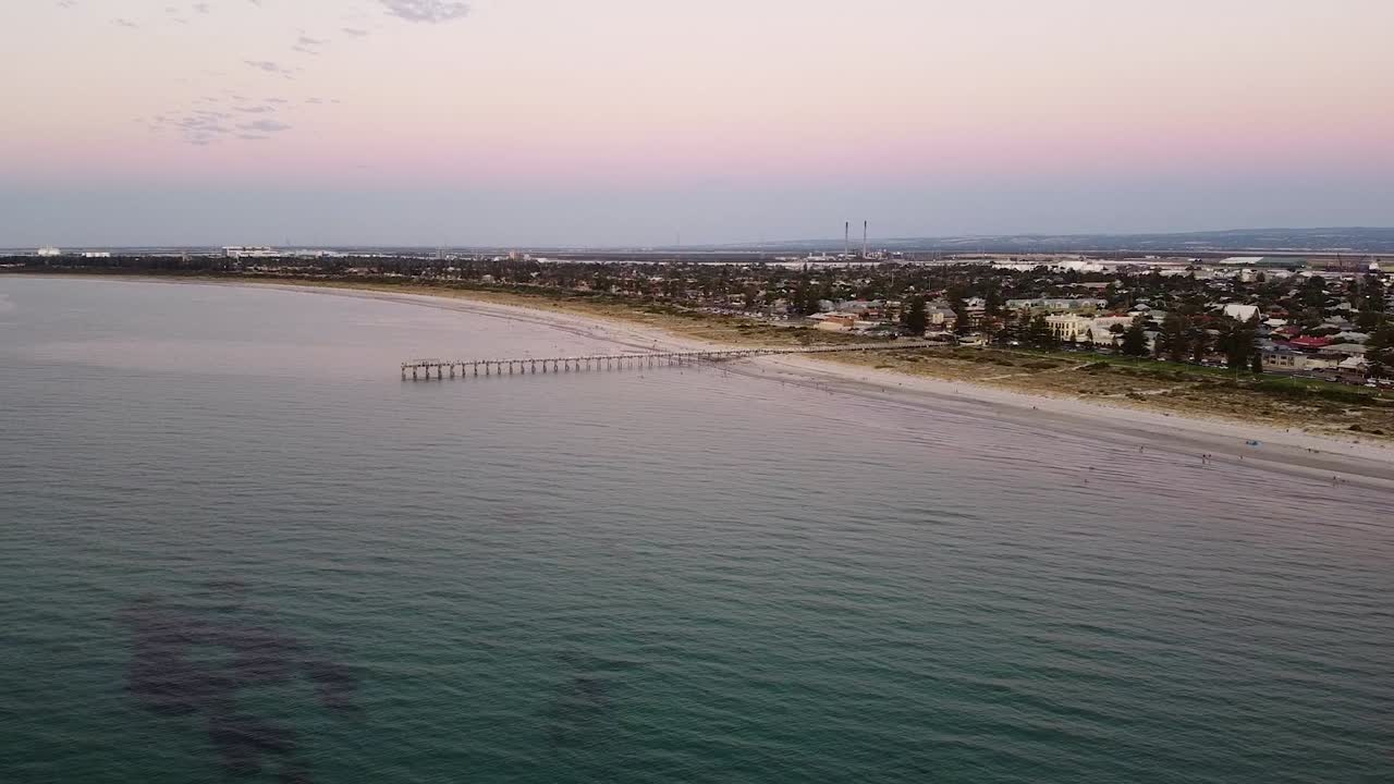 空中飛行在乾燥小麥農場的土地上