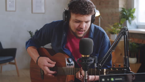 Musikduo-Singt-Und-Spielt-Gitarre-Im-Aufnahmestudio