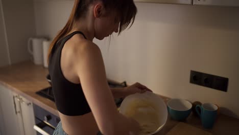 mujer horneando en la cocina