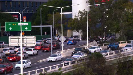 Horas-Pico-Fuera-Del-Trabajo-Capturando-Tráfico-De-Vehículos-Pesados-En-La-Autopista-M3-Pacific-En-La-Ciudad-De-Brisbane,-Cuello-De-Botella-En-La-Autopista-Riverside,-Tiro-Estático