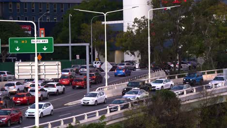 Außerhalb-Der-Hauptverkehrszeiten-Wird-Der-Schwerlastverkehr-Auf-Der-Autobahn-M3-Pacific-In-Brisbane-City-Erfasst,-Engpass-Auf-Der-Schnellstraße-Am-Flussufer,-Statische-Aufnahme