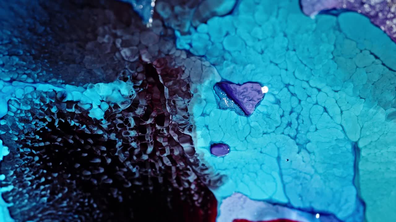 голубая и фиолетовая чернила, вращающиеся в воде с динамическим и абстрактным рисунком, яркие цвета, макро снимок