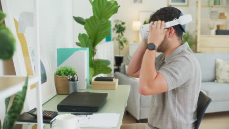 Autónomo-Trabajando-En-La-Oficina-Con-Gafas-Vr