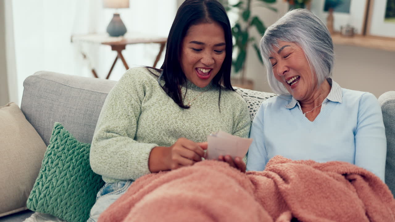 , 행복하고 딸과 어머니와 이야기