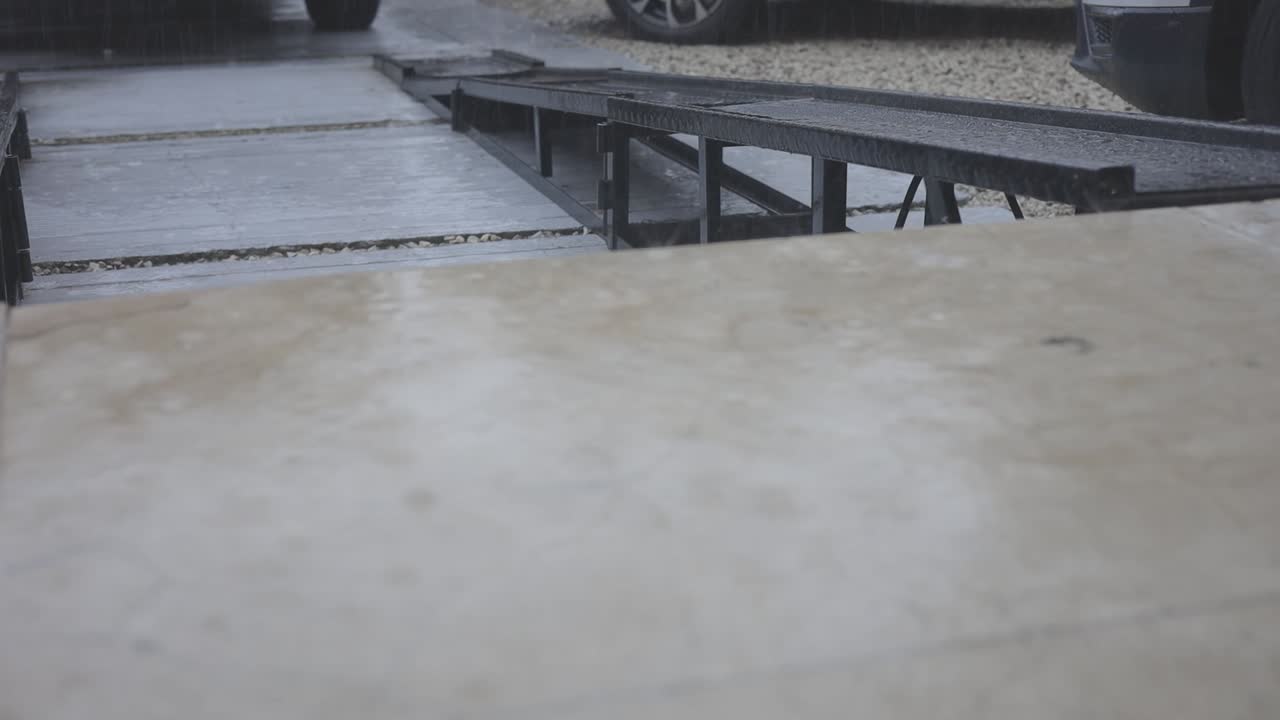 땅에 떨어지는 물의 세부 촬영, canon eos rc-log, 60fps