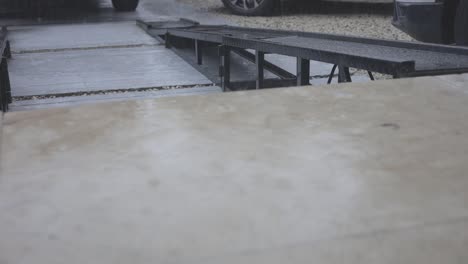 detalle de la toma del agua de lluvia que cae en el suelo, cañón eos r c-log, 60 fps