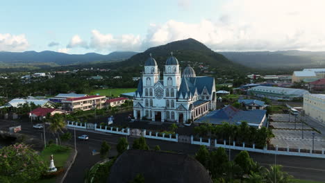 Luftaufnahme-Der-Kathedrale-Der-Unbefleckten-Empfängnis-Bei-Sonnenuntergang-In-Apia,-Samoa