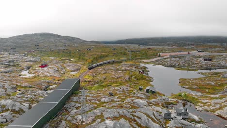 aerial: el tren ártico sueco entrando en un túnel en el norte de noruega