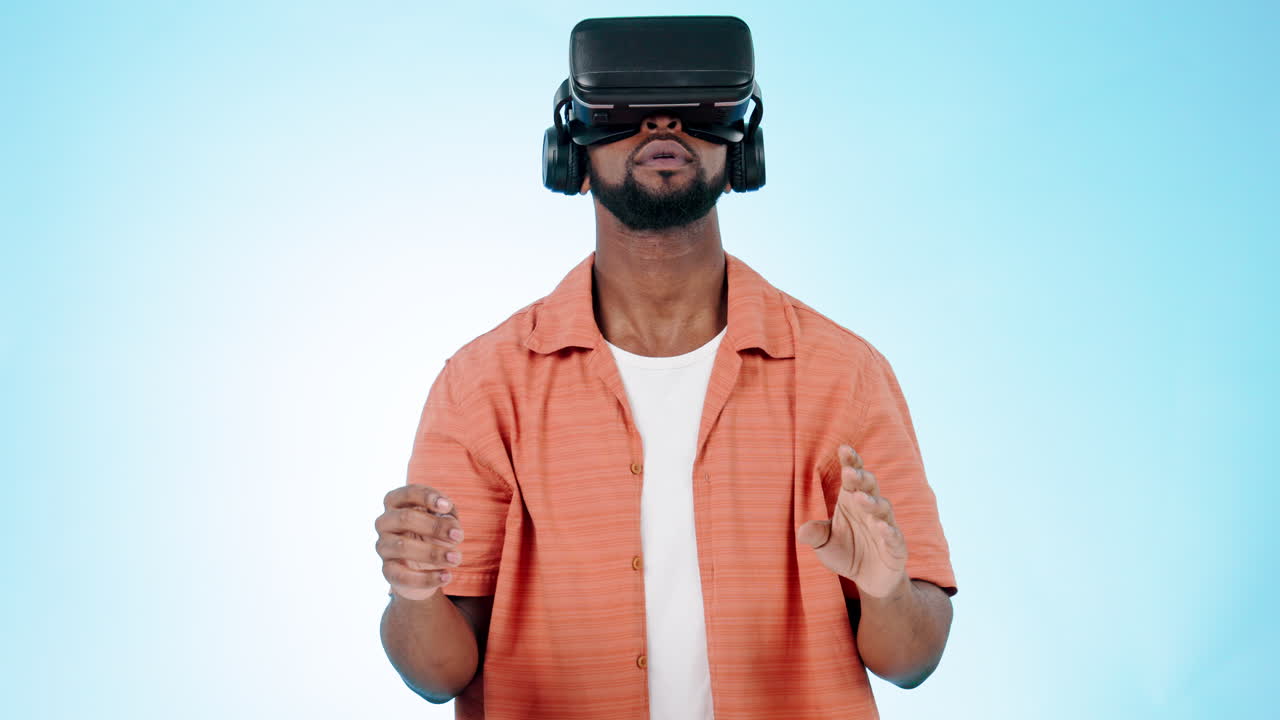 Uomo, occhiali VR e mani in studio per utente 3D