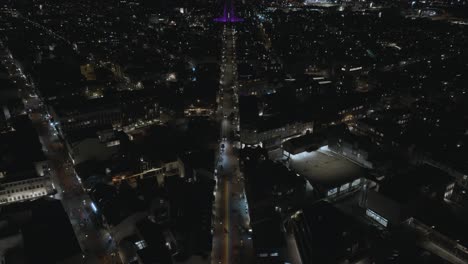 Skolavordustigur-Straße-Mit-Rainbow-Road-Und-Hallgrimskirkja-Kirche-Bei-Nacht